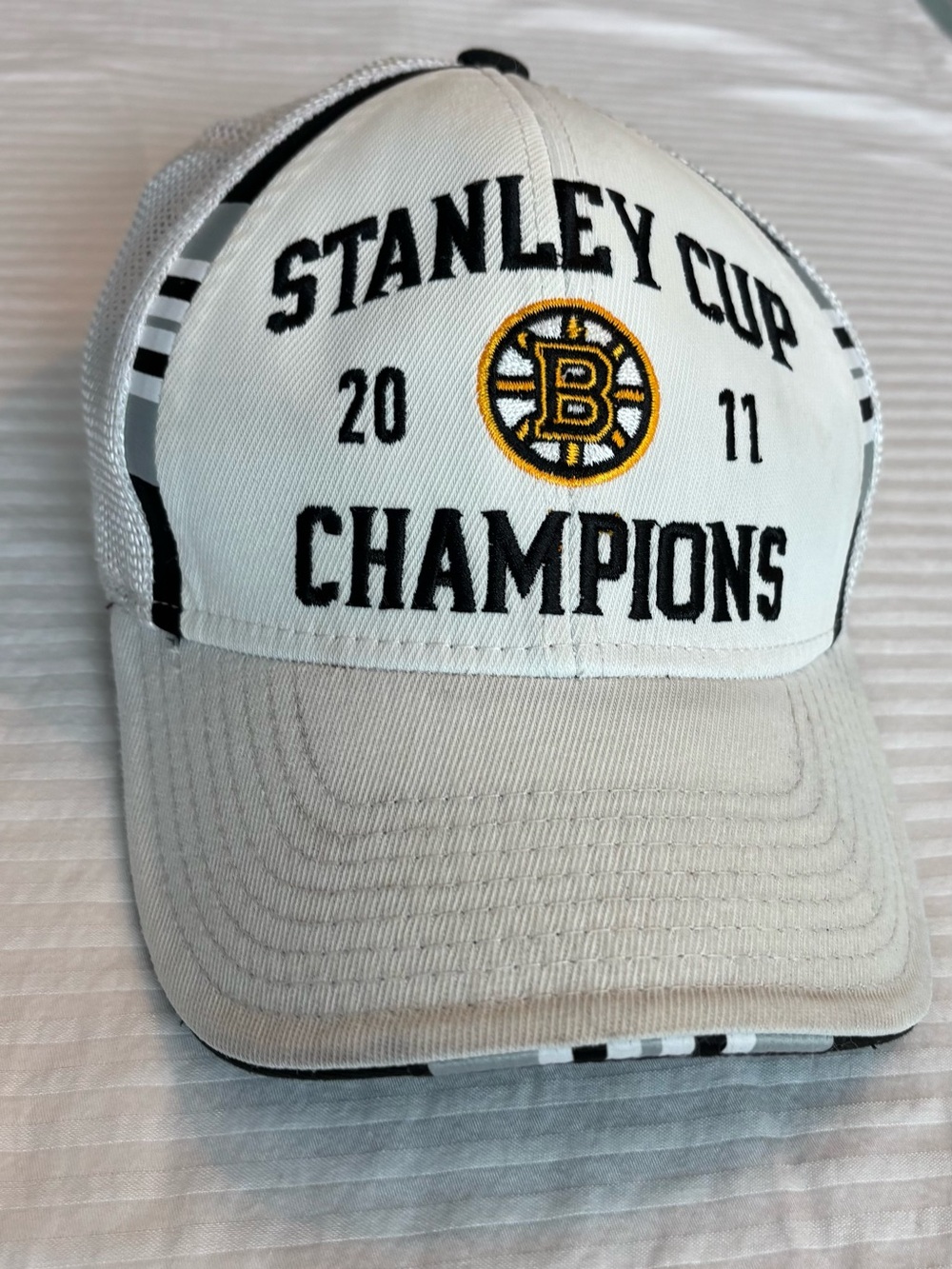 BOSTON BRUINS 2011 STANLEY CUP WINNERS White Mesh Cap - Official- Reebok